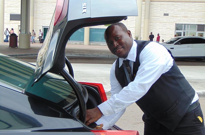 Bahamas Airport Transportation w/Free Grocery Stop-1 Way Private - A short ride with a local introduction