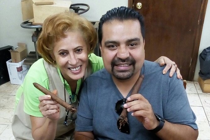 Cigar Rolling Lesson in Nassau - A cigar lesson with a Bahamian side of rum