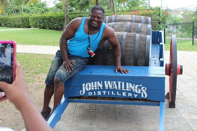 Customizable Half a Day Private Bus Tour in the Bahamas - Fruit daiquiris and Bahamian food at Arawak Cay