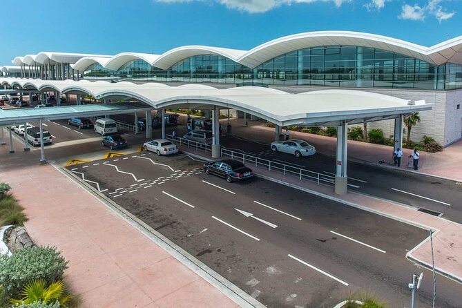 Direct Private Airport Transfer four or more Persons (one way) - The airport meeting point needs careful attention