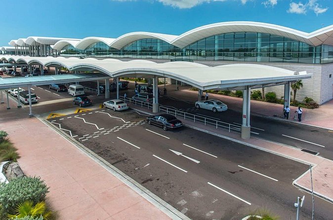 Direct Private Airport Transfer four or more Persons (one way) - Vehicle comfort is not guaranteed
