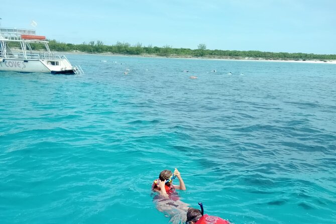 Nas: 3 islands Tour ,snorkel, Turtles, pigs and lunch - The speedboat ride is part of the appeal