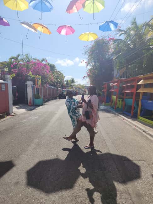 Nassau: Electric Bus Tour with Food & Drink Samples - Pompey Square and the city’s social side