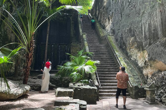 Nassau Private Highlights Sightseeing Tour - Atlantis offers a short look at Paradise Island