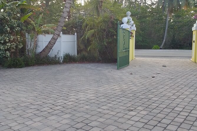 Private Airport Transfers Bahamar, Paradise Isld Airbnbs, Nassau. - Grocery and liquor stops in Nassau