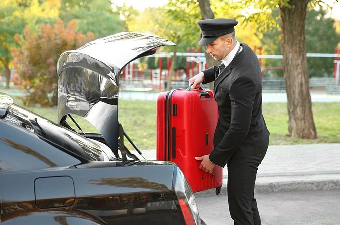 Private One-way Transfer Lynden Pindling Airport To Nassau - Who should book this transfer
