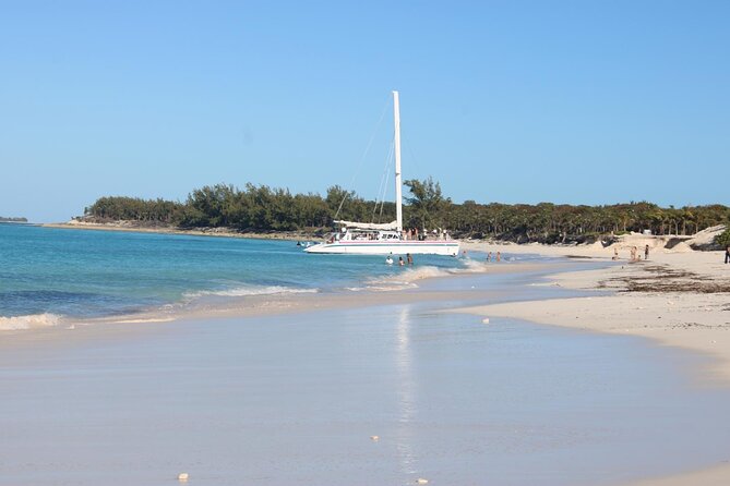 Private speed boat beach and bar hopping visiting Rose island - Leaving Nassau for Rose Island