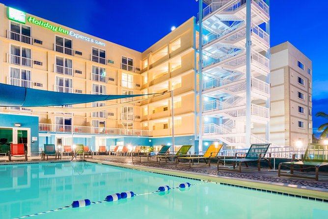 Roundtrip (LPIA) to Magaritaville, Marriott, Holiday Inn, Hilton - A private start to your Nassau stay