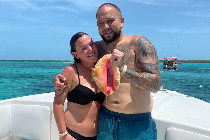 Swim with the Pigs Safari in Bahamas (2hrs) - The crew and the small-boat feel
